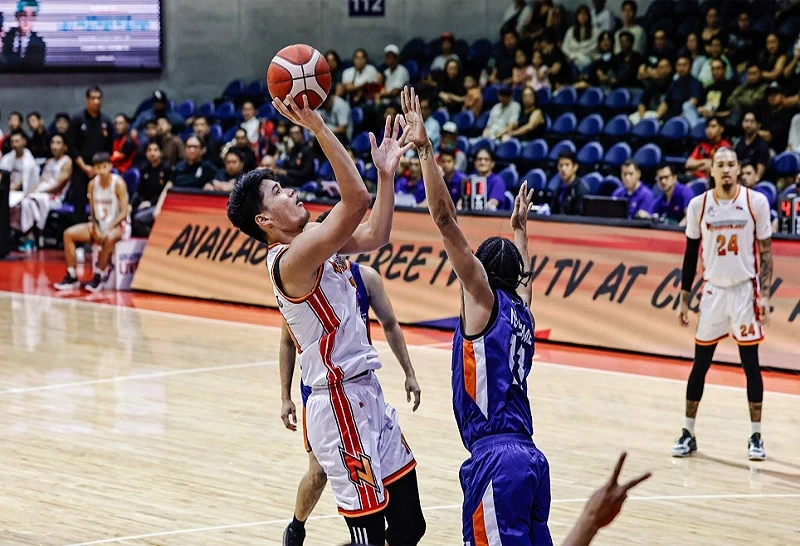 NorthPort Batang Pier dumipensa ng husto laban sa Meralco Bolts